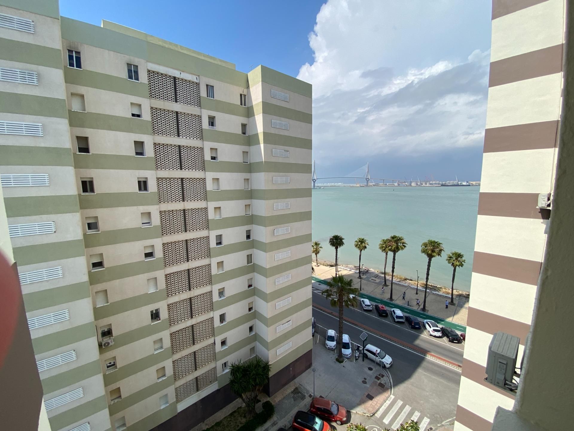 Vista exterior de Pis en venda en  Cádiz Capital