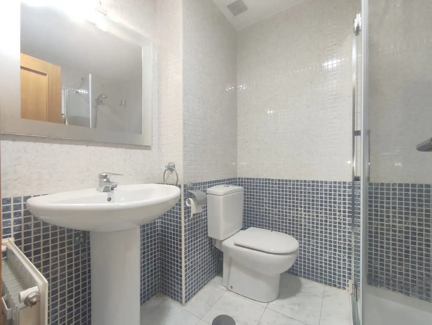Baño de Piso de alquiler en Gijón  con Calefacción, Parquet y Trastero