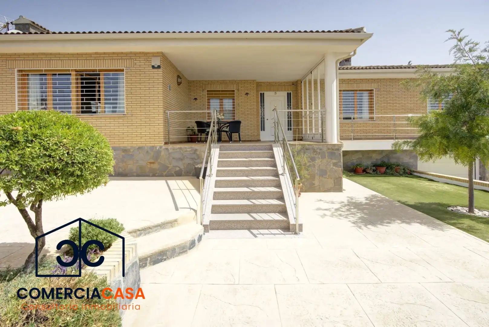 Vista exterior de Casa o xalet en venda en Villa de Otura amb Aire condicionat, Calefacció i Jardí privat