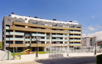 Vista exterior de Àtic en venda en Oviedo  amb Terrassa