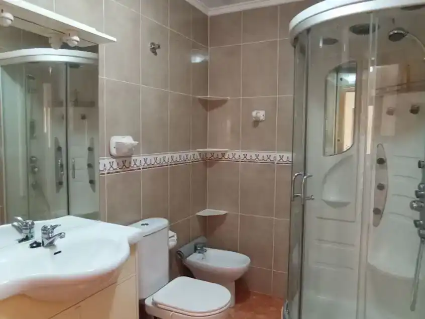 Badezimmer von Wohnung zur Miete in Torrevieja mit Klimaanlage und Schwimmbad