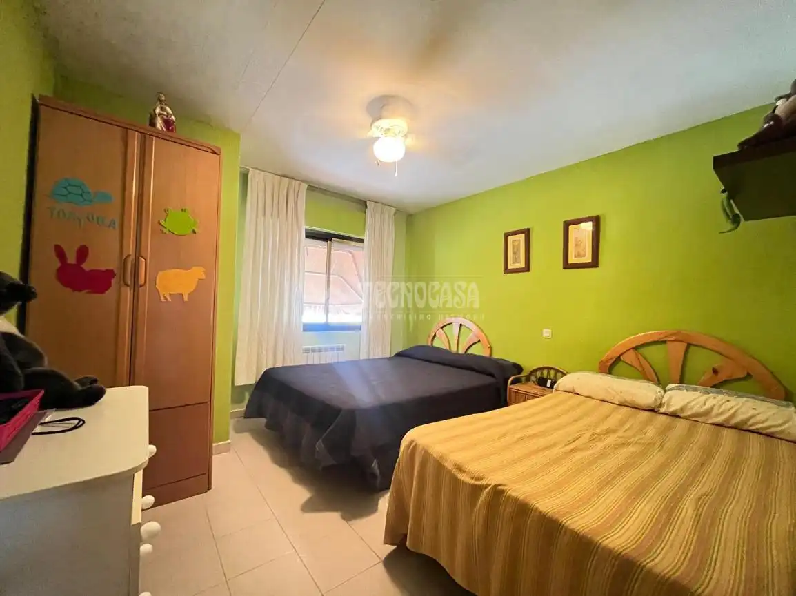Habitación de Casa adosada en venta en Las Herencias con Calefacción, Piscina y Amueblado