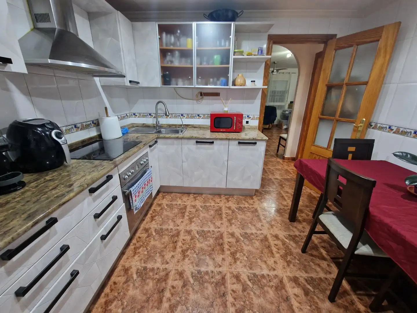 Küche von Einfamilien-Reihenhaus zum Verkauf in Águilas mit Klimaanlage, Privatgarten und Terrasse