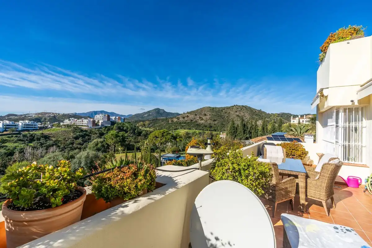 Terrasse von Wohnungen zum Verkauf in Benahavís mit Klimaanlage, Privatgarten und Terrasse