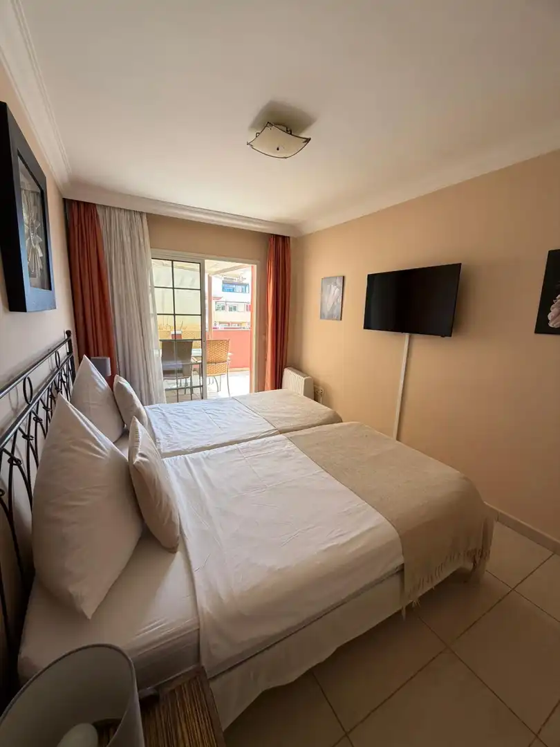 Habitación de Apartamento en venta en Adeje con Jardín privado y Piscina comunitaria