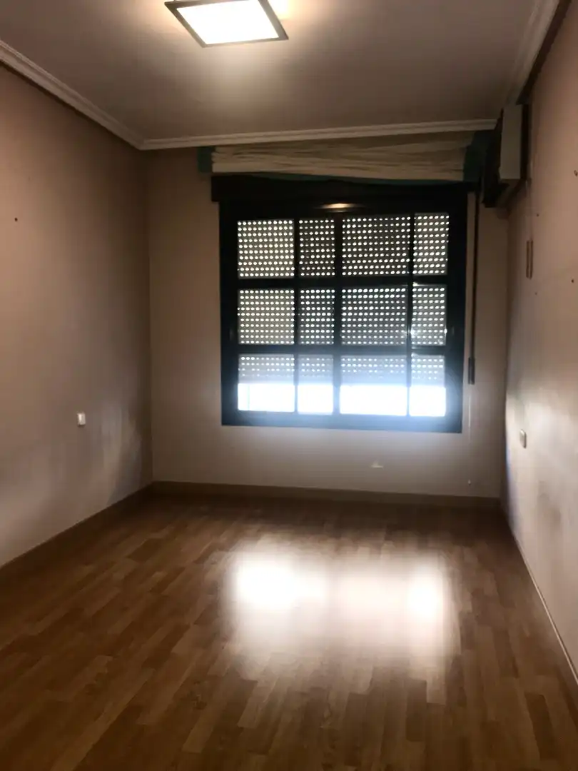 Habitación de Casa adosada en venta en Plasencia con Aire acondicionado, Calefacción y Jardín privado
