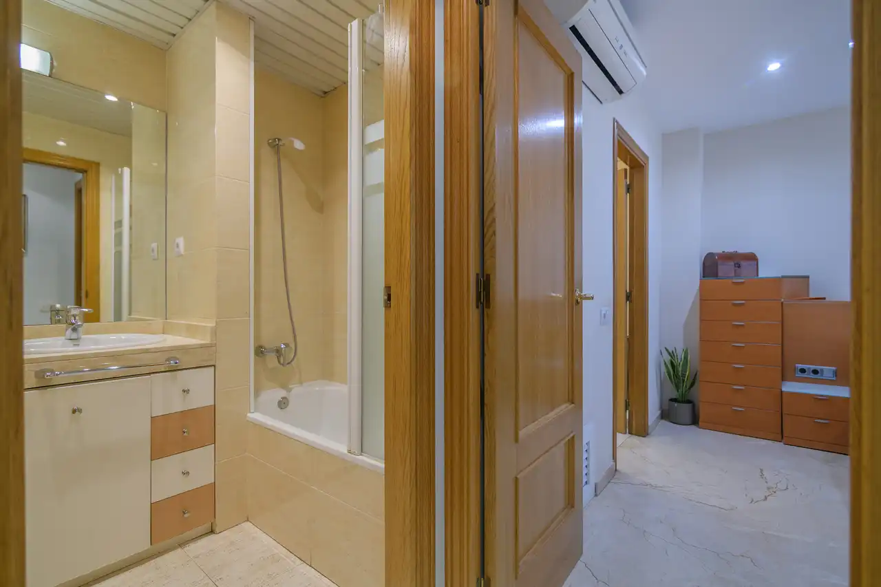 Badezimmer von Wohnung zum Verkauf in Gavà mit Klimaanlage, Heizung und Balkon