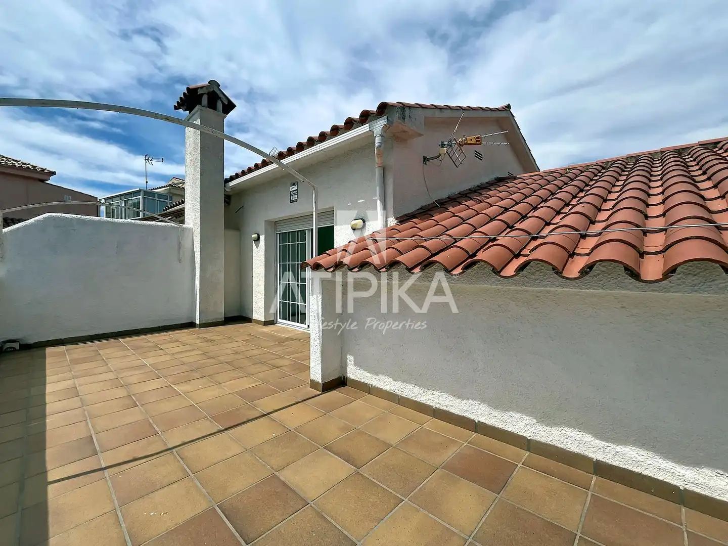 Vista exterior de Casa o xalet en venda en Sant Pere de Ribes amb Piscina
