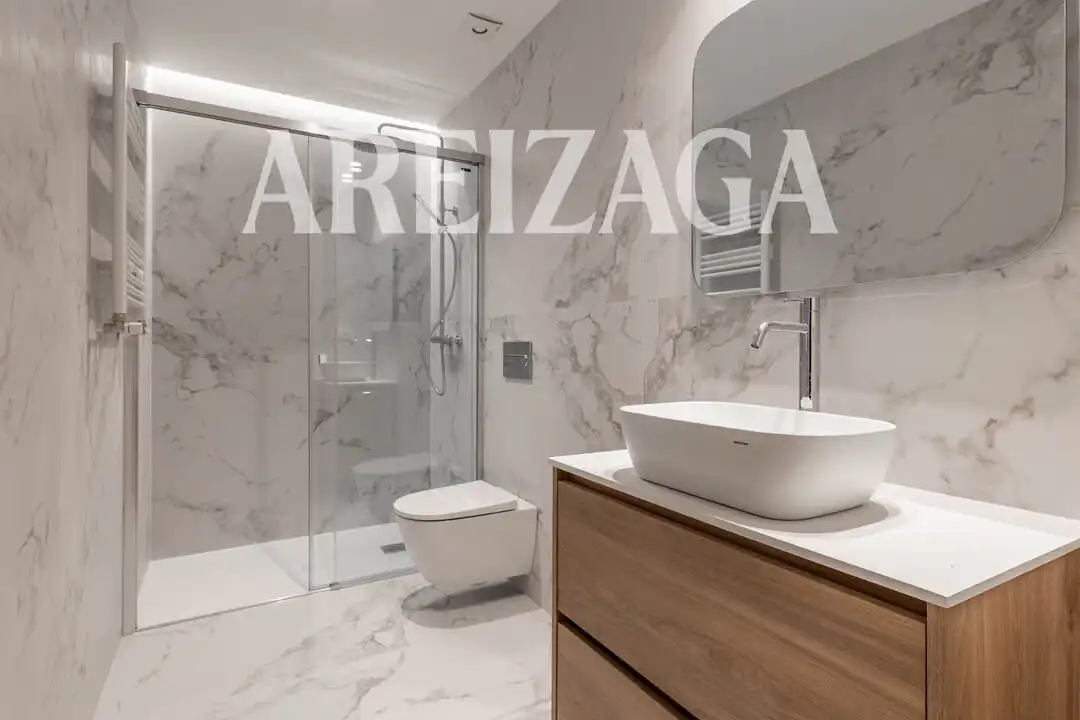 Bathroom of Flat for sale in Donostia - San Sebastián   with Heating, Terrace and Balcony