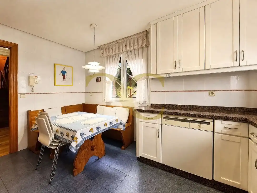 Cocina de Casa o chalet en venta en Oviedo  con Calefacción, Terraza y Trastero