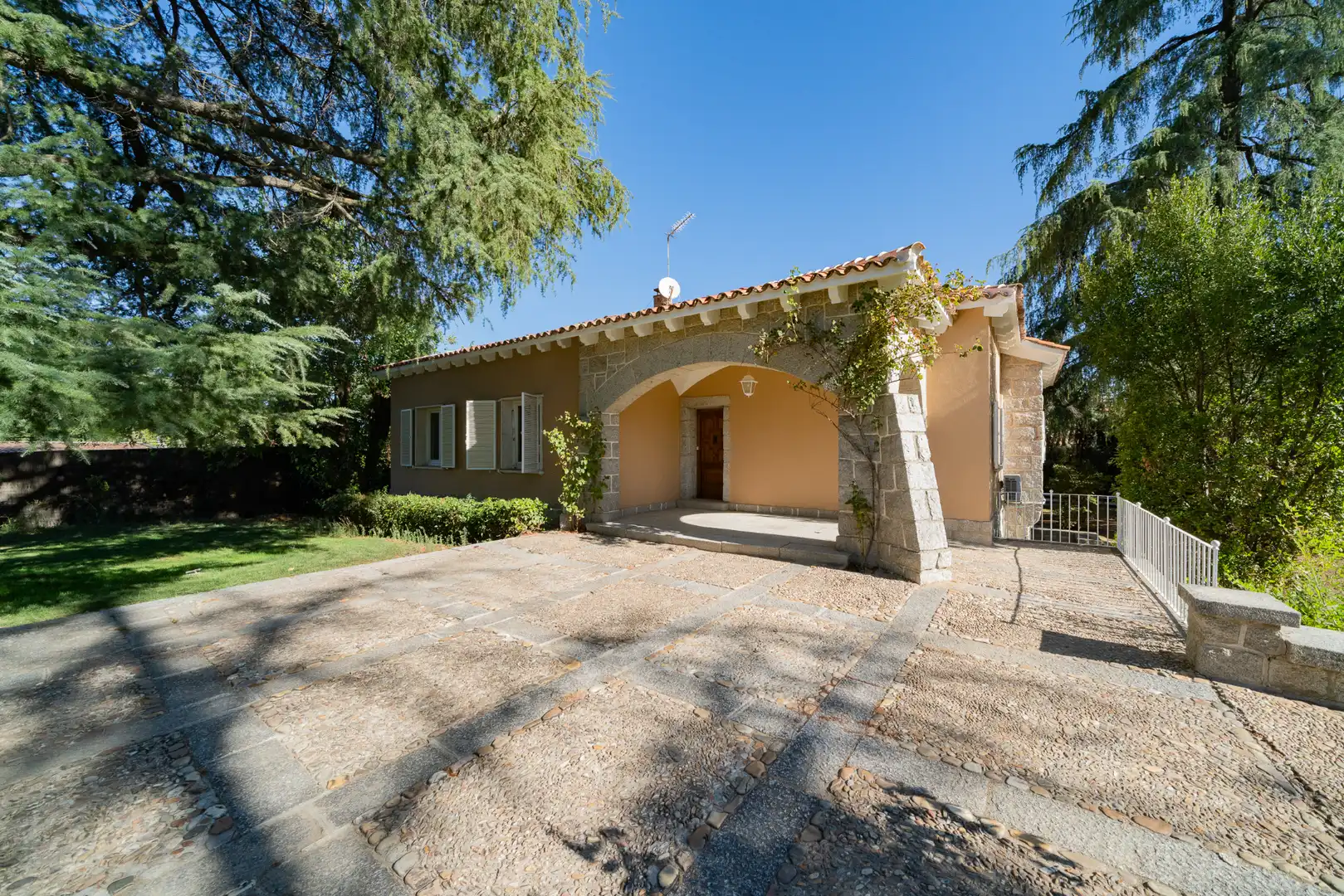Chalet con jardín en alquiler en Moncloa - Aravaca, imagen 3