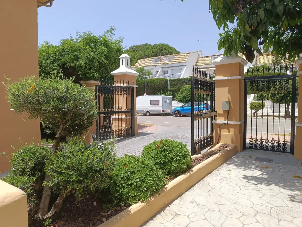 Aparcament de Casa adosada en venda en Marbella amb Aire condicionat i Alarma
