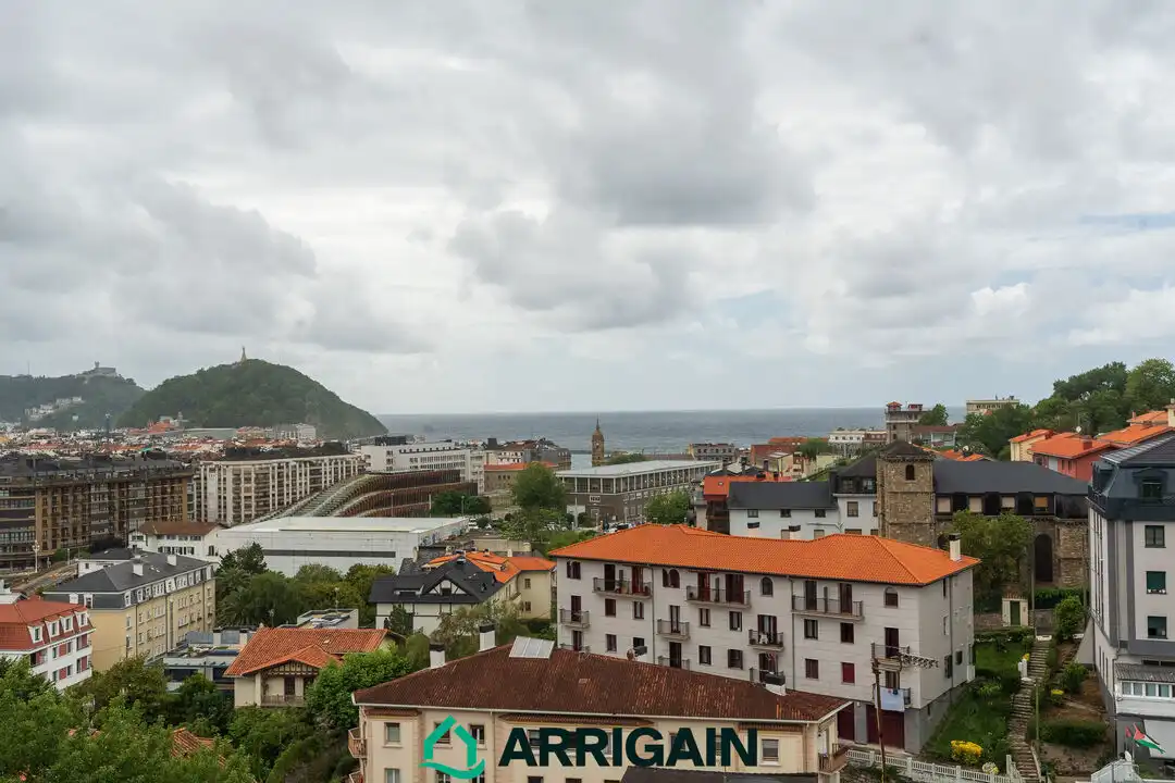 Vista exterior de Pis en venda en Donostia - San Sebastián  amb Calefacció