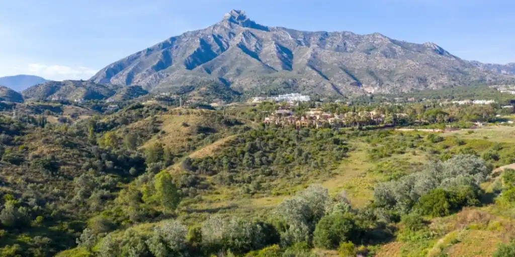 Vista exterior de Àtic en venda en Marbella amb Terrassa i Piscina comunitària