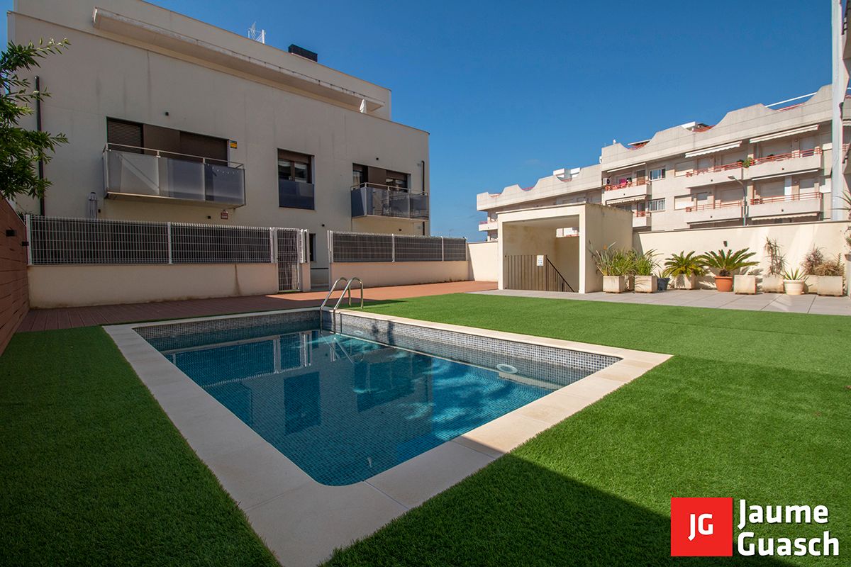 Piscina de Planta baixa en venda en Torredembarra amb Aire condicionat, Calefacció i Terrassa