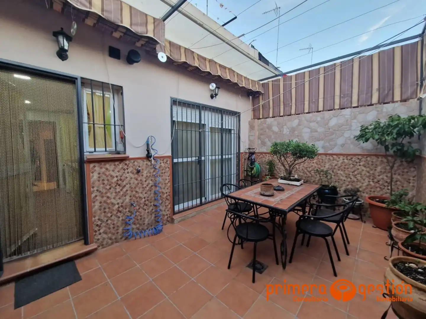 Vista exterior de Casa o chalet en venta en Lora del Río con Aire acondicionado, Calefacción y Terraza