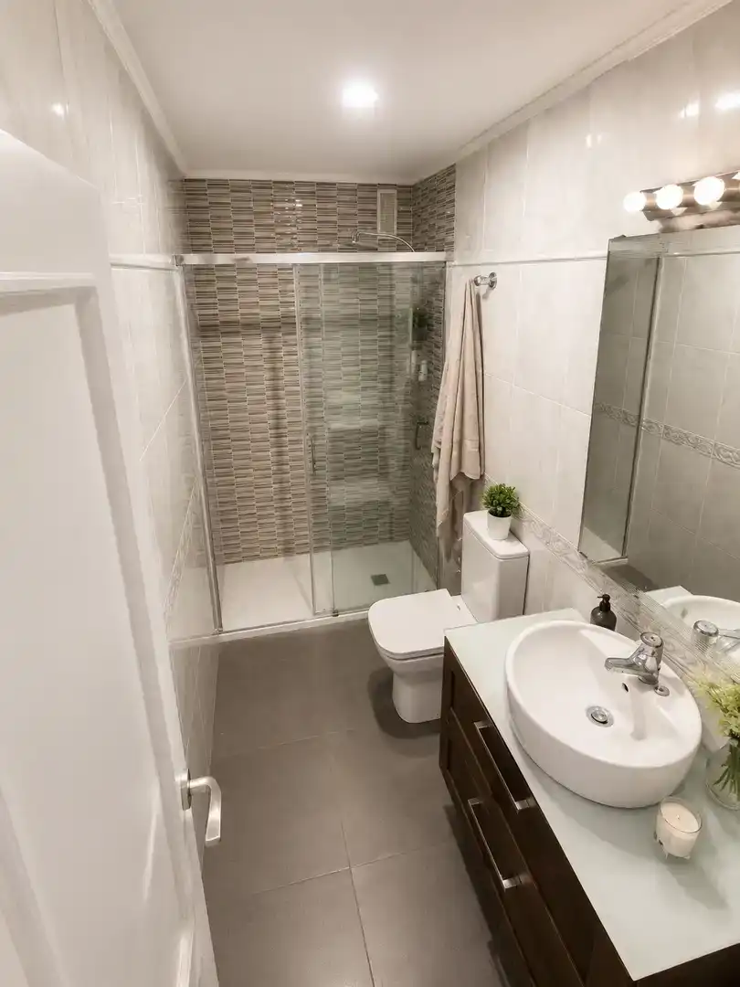 Bathroom of Houses for sale in Ourense Capital   with Private garden, Parquet flooring and Storage room