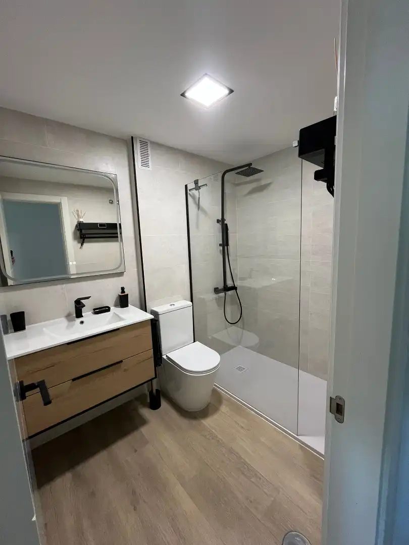 Badezimmer von Wohnung zur Miete in Rincón de la Victoria mit Klimaanlage, Terrasse und Möbliert