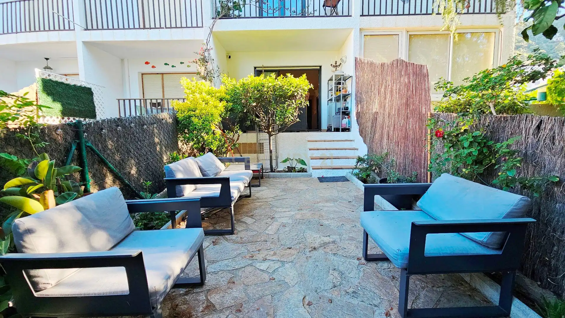 Terrasse von Einfamilien-Reihenhaus zum Verkauf in Llançà mit Privatgarten, Ofen und Waschmaschine