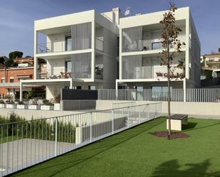 Exterior view of Duplex to rent in El Masnou  with Air Conditioner, Heating and Private garden