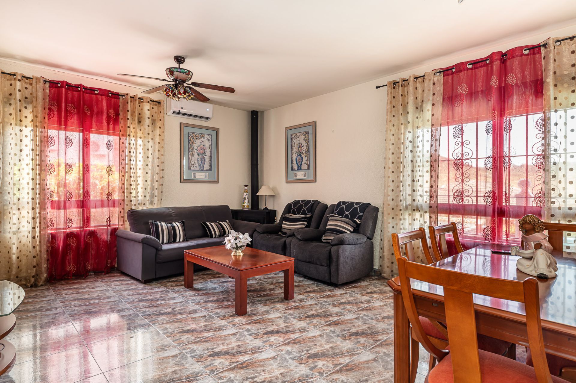 Sala d'estar de Casa o xalet en venda en Villalbilla amb Aire condicionat, Calefacció i Jardí privat