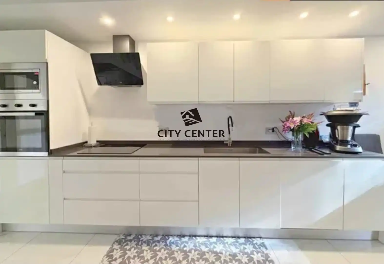 Cuina de Casa adosada en venda en Arico amb Moblat