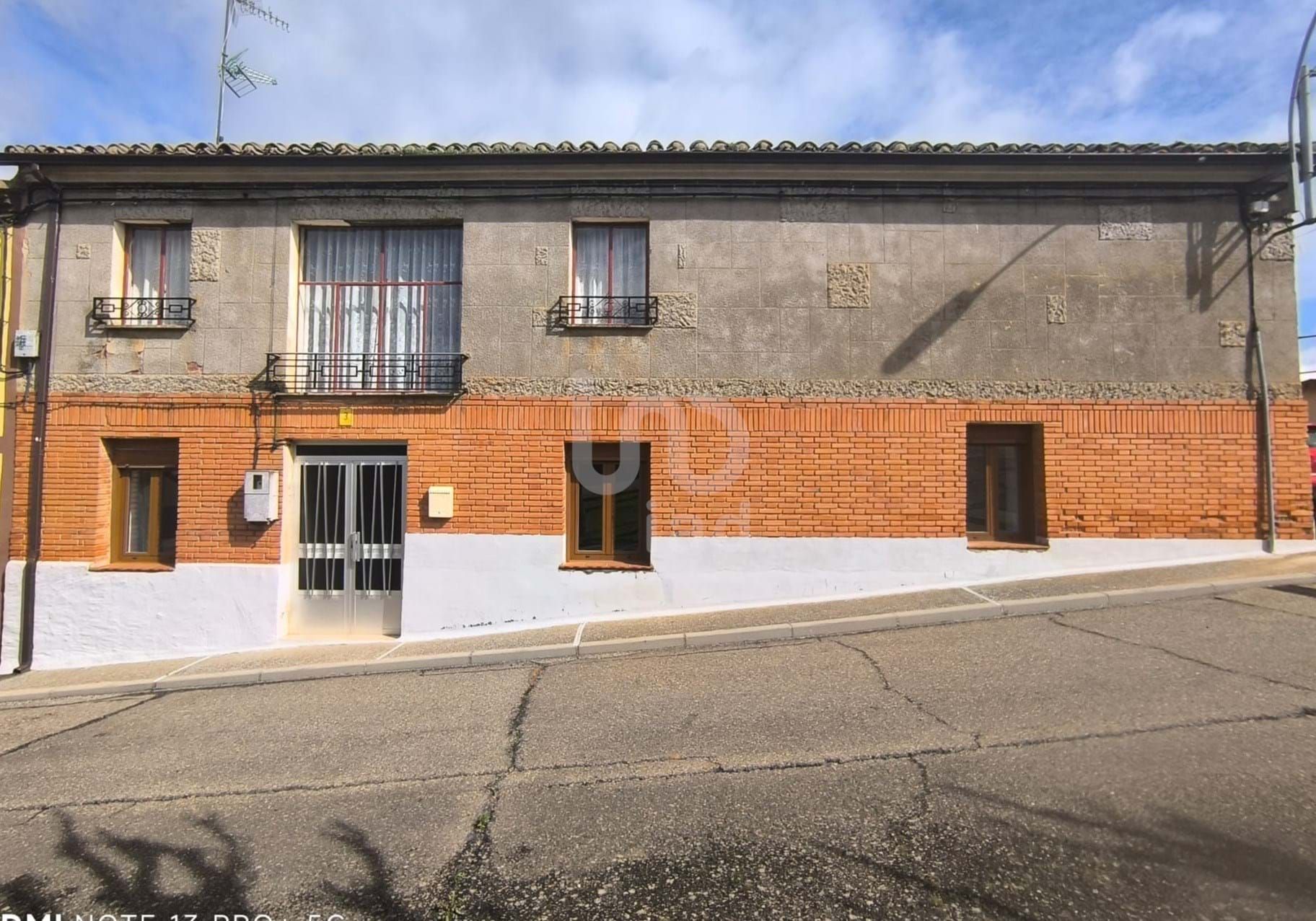 Vista exterior de Casa o xalet en venda en Castilfalé amb Terrassa
