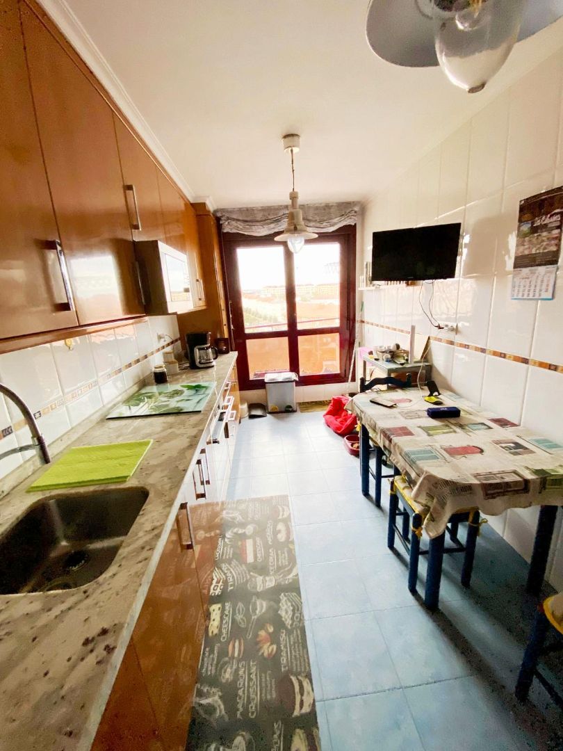 Cuina de Pis en venda en Gijón  amb Calefacció, Parquet i Terrassa
