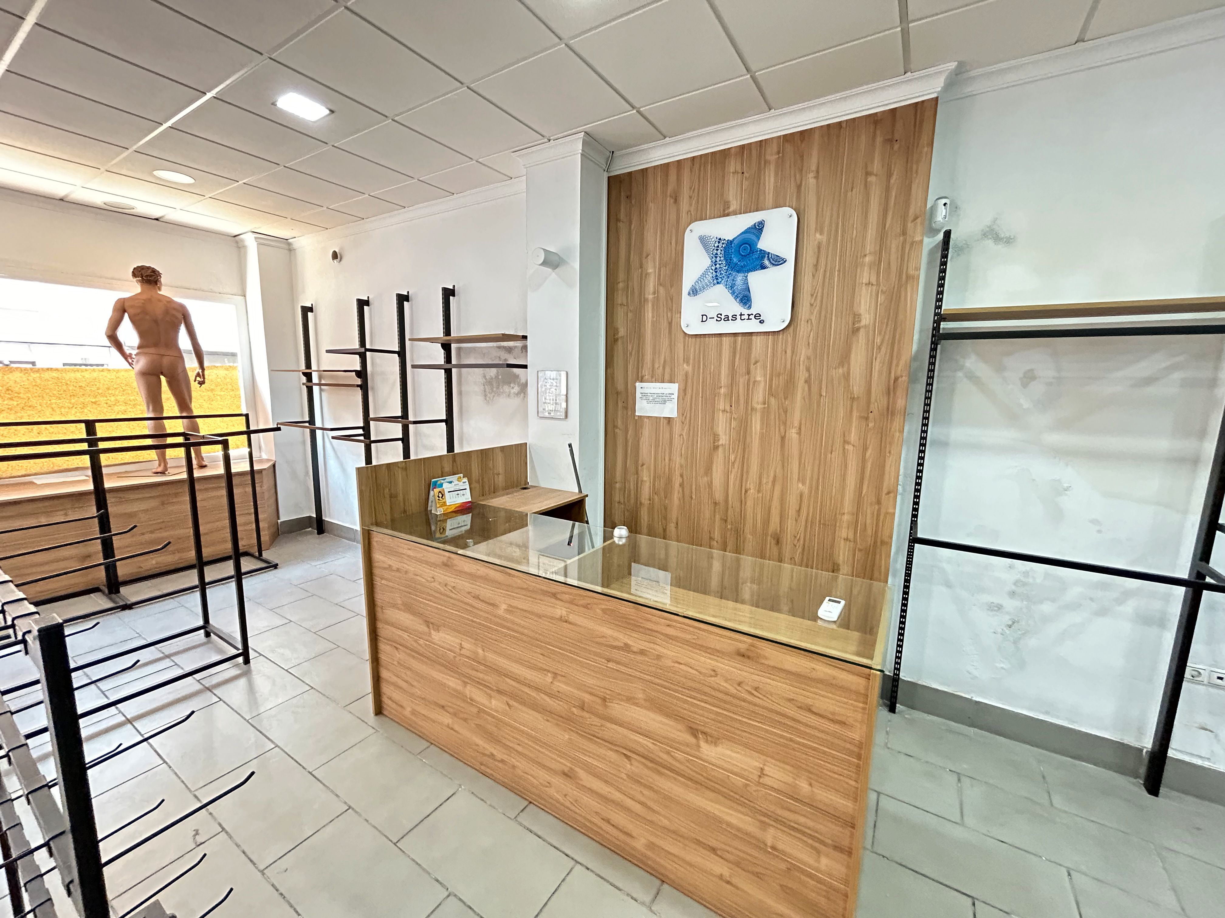 Locales en venta con terraza baratos en Almería capital y entorno