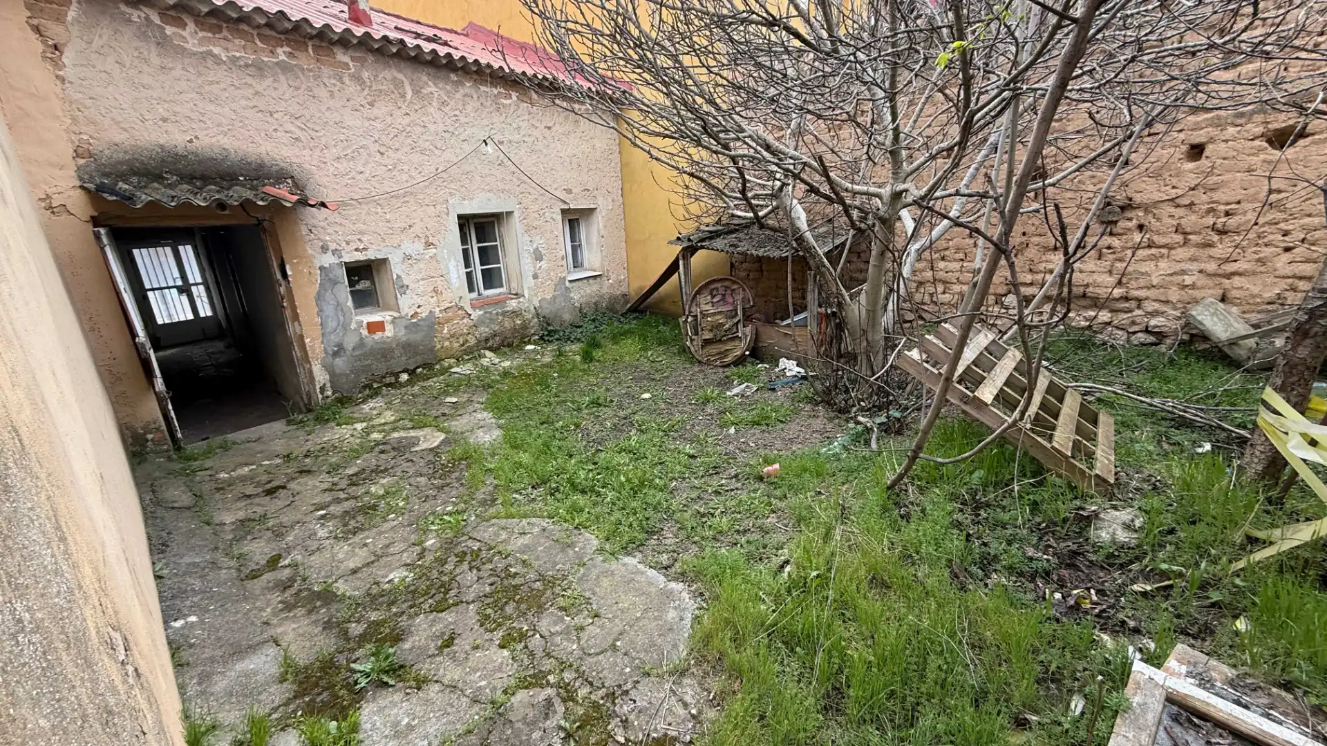 Casa adosada en venda en Tudela de Duero amb Jardí privat, Traster i Forn