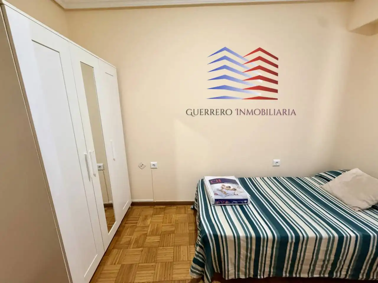 Habitación de Apartamento de alquiler en Ourense Capital  con Calefacción, Parquet y Amueblado