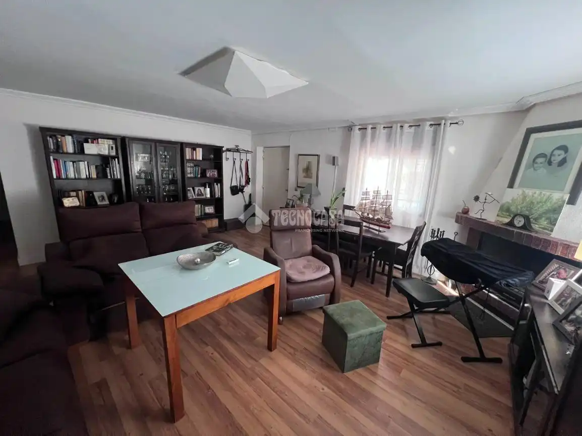 Sala d'estar de Casa adosada en venda en Jaén amb Aire condicionat i Piscina