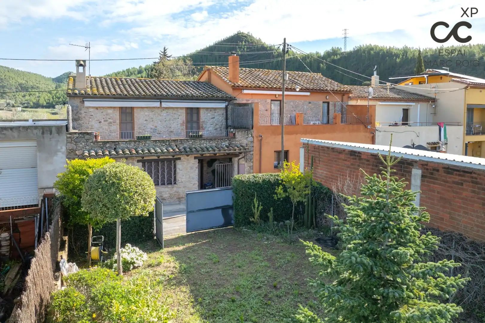 Vista exterior de Finca rústica en venda en Boadella i les Escaules amb Calefacció, Jardí privat i Terrassa