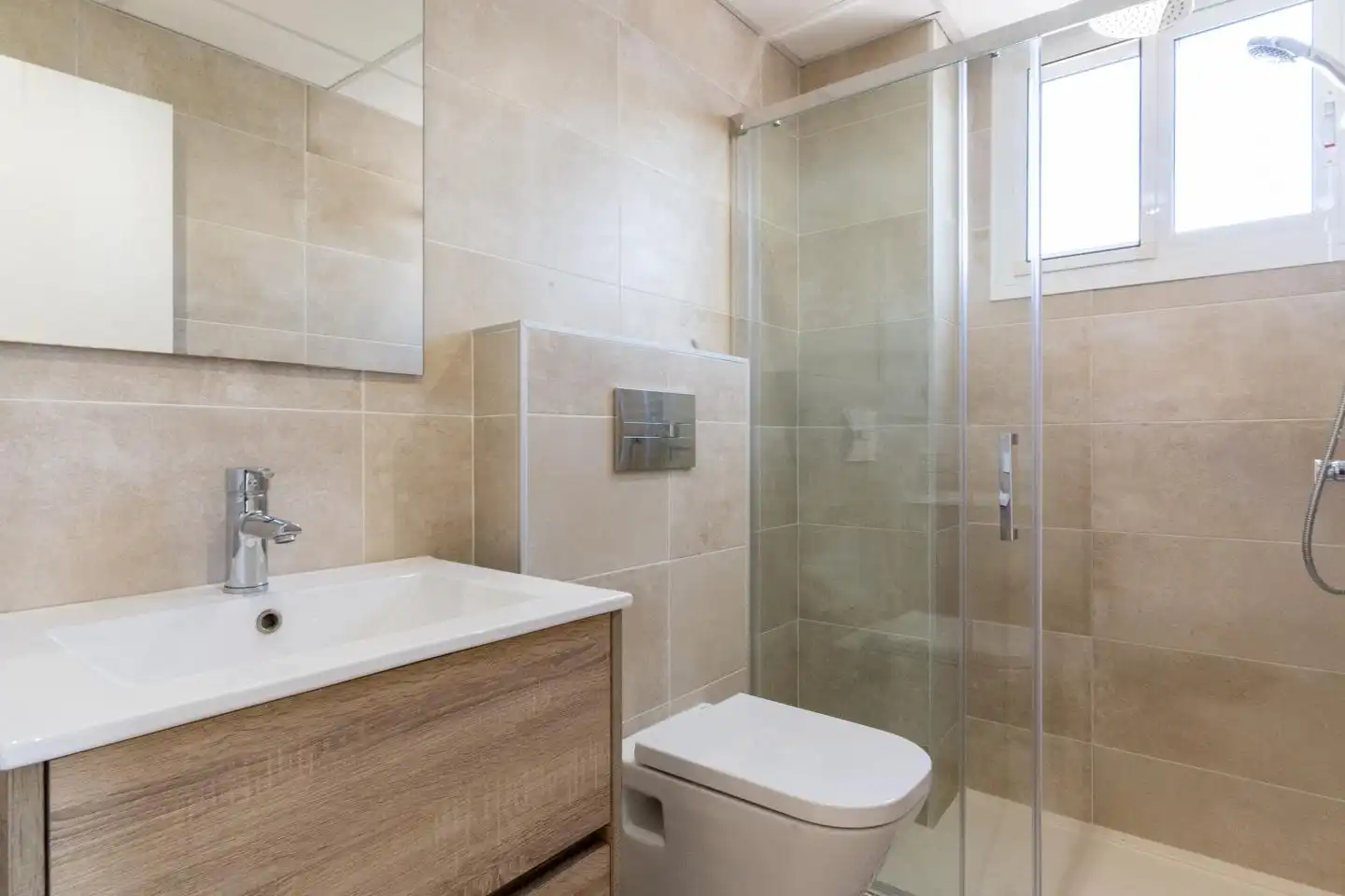 Badezimmer von Wohnung zum Verkauf in Santa Pola mit Klimaanlage, Heizung und Terrasse