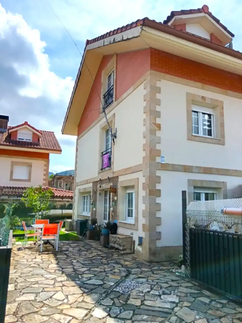 Außenansicht von Einfamilien-Reihenhaus zum Verkauf in Guriezo mit Heizung, Privatgarten und Abstellraum