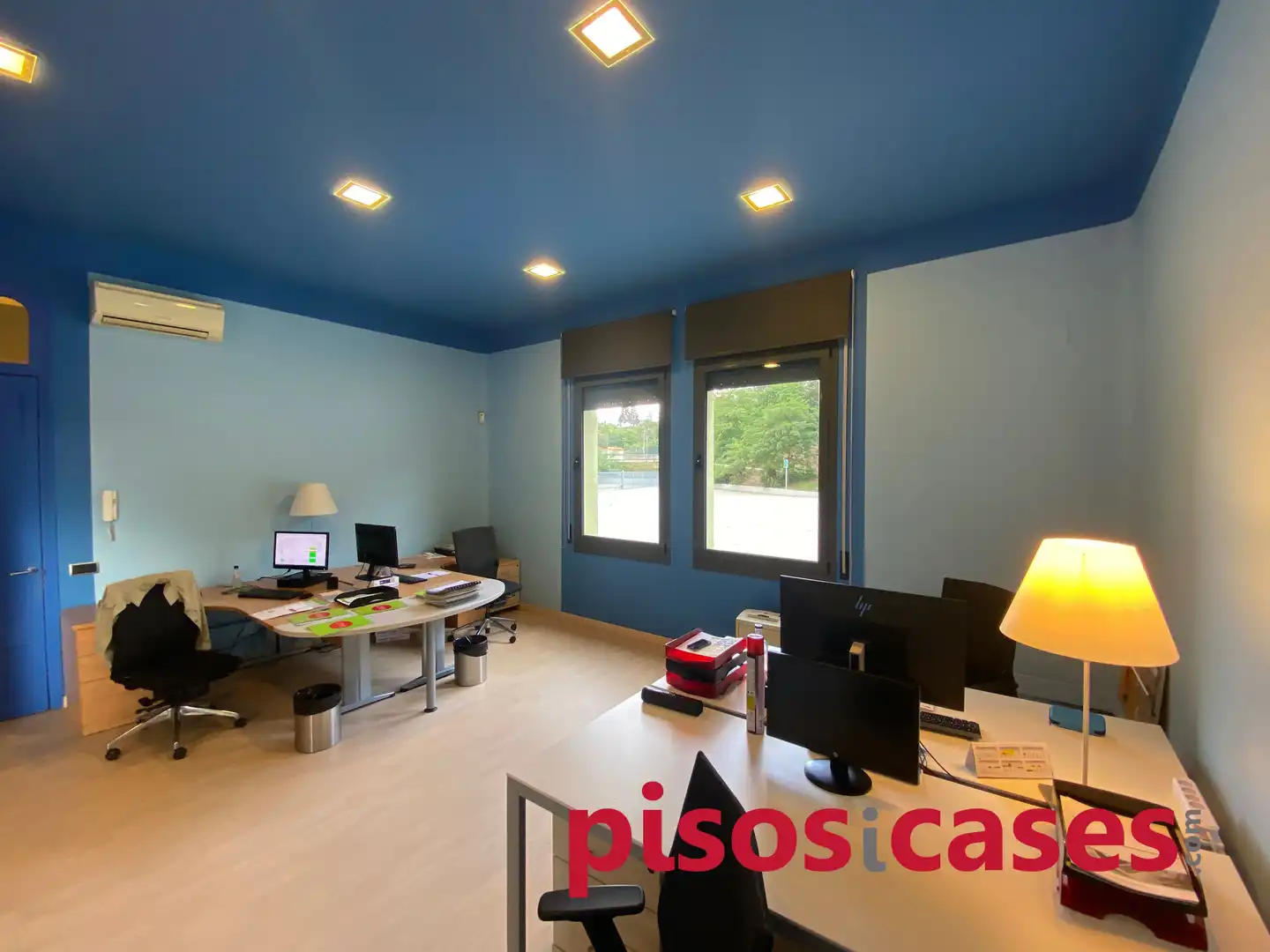 Office for rent in Manlleu  with Air Conditioner
