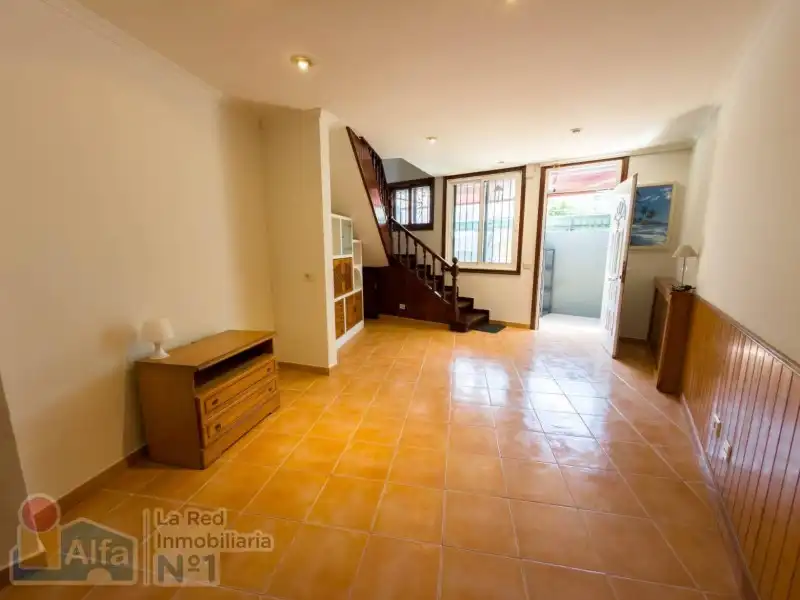 Vista exterior de Casa adosada en venta en Vigo  con Calefacción, Jardín privado y Amueblado