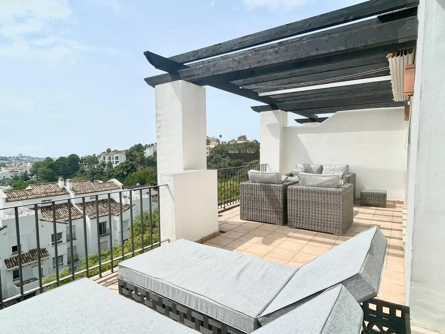 Terrasse von Wohnungen zum Verkauf in Benahavís mit Klimaanlage, Terrasse und Abstellraum