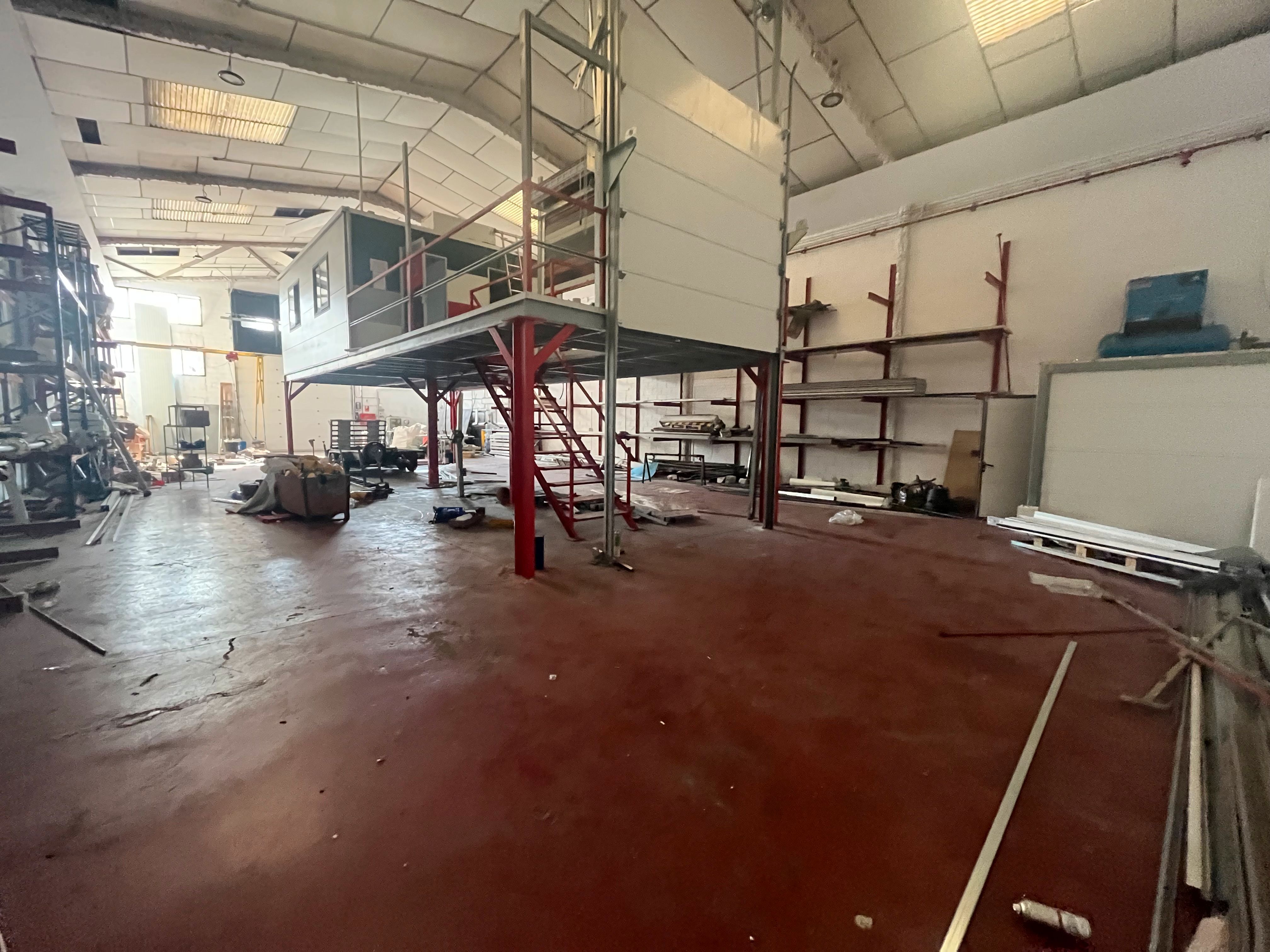Nau industrial en venda en Canovelles