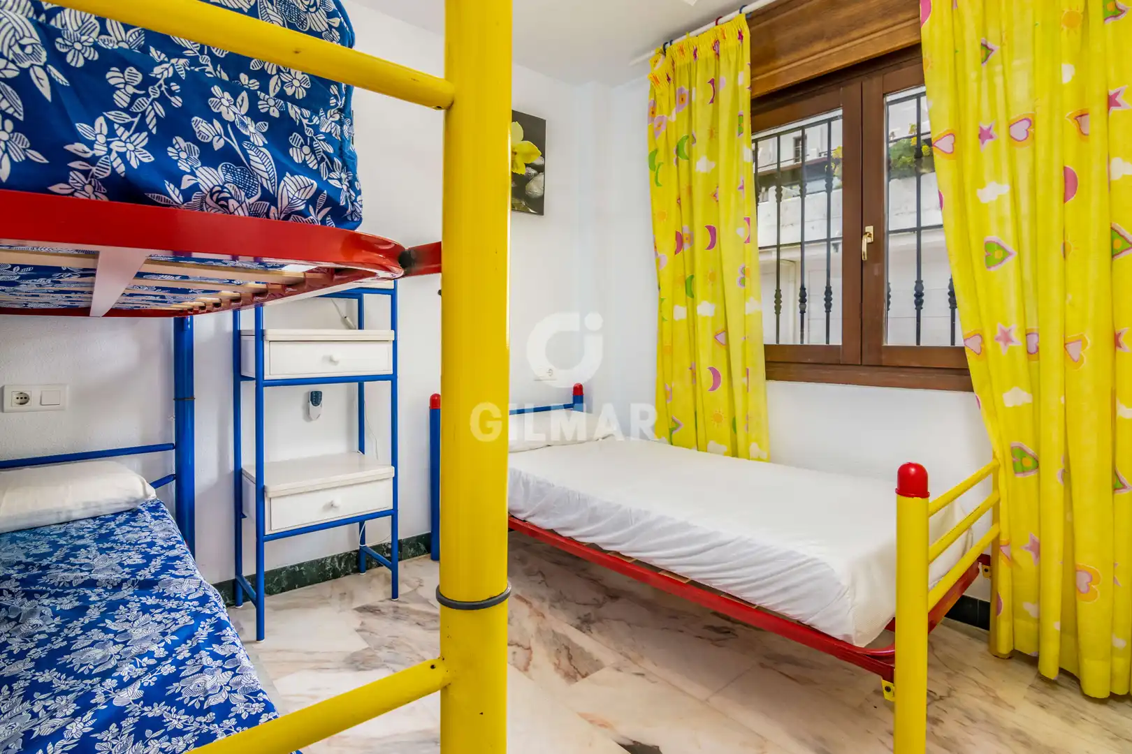 Schlafzimmer von Einfamilien-Reihenhaus zum Verkauf in Manilva mit Heizung, Privatgarten und Schwimmbad