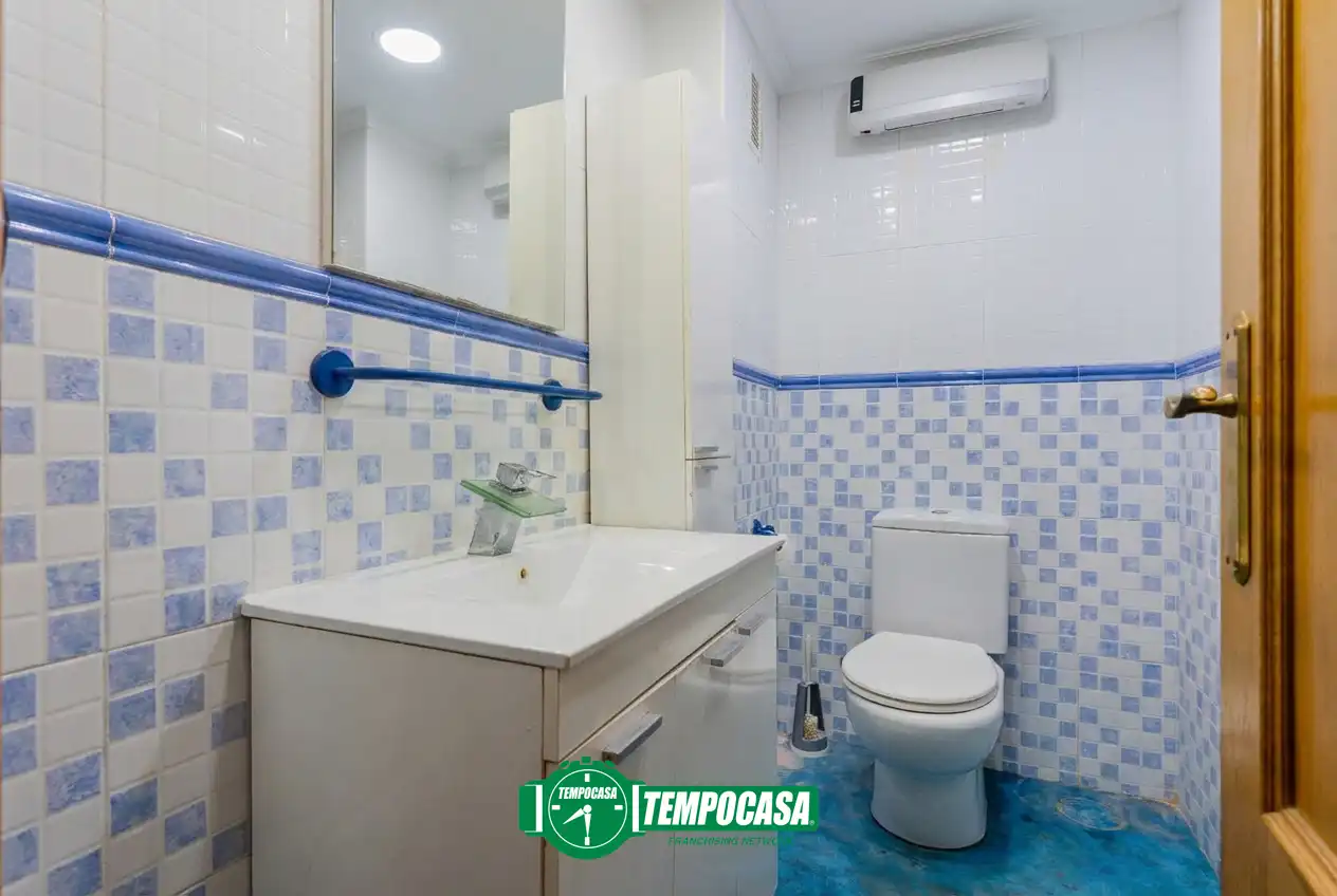Badezimmer von Wohnung zum Verkauf in Valencia mit Klimaanlage und Balkon