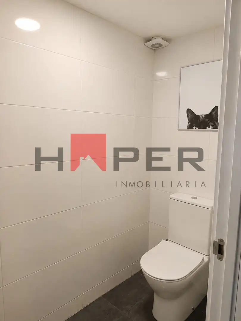 Bathroom of Commercial properties for rent in El Prat de Llobregat  with Air Conditioner, Furnished and Internet