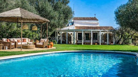 Encantadora casa de campo con auténtico carácter menorquín en una de las zonas más cotizadas de la isla.
