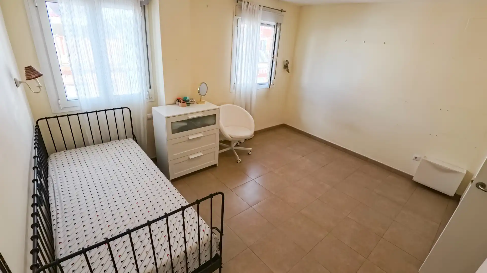 Bedroom of Flat for sale in Sevilla  with Air Conditioner and Balcony
