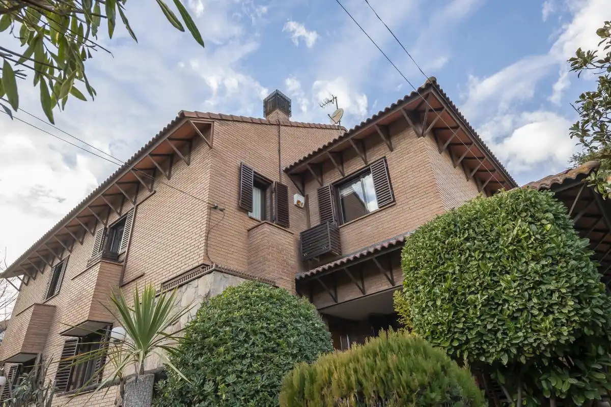 Vista exterior de Casa adosada en venta en Madrid con Aire acondicionado, Calefacción y Jardín privado