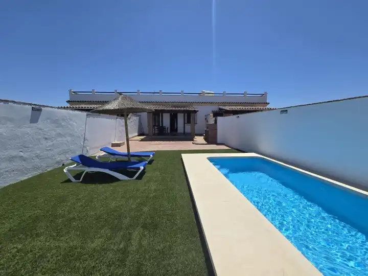 Piscina de Casa adosada de lloguer en Conil de la Frontera amb Aire condicionat, Calefacció i Jardí privat