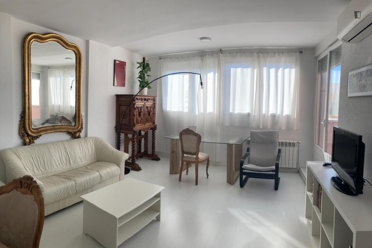 Sala de estar de Apartamento de alquiler en  Madrid Capital con Aire acondicionado, Calefacción y Amueblado