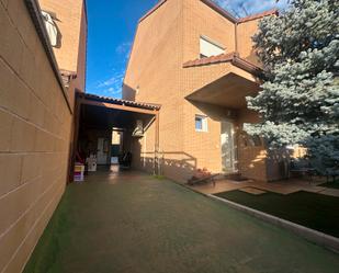 Vista exterior de Casa o xalet en venda en Loeches amb Aire condicionat, Terrassa i Piscina