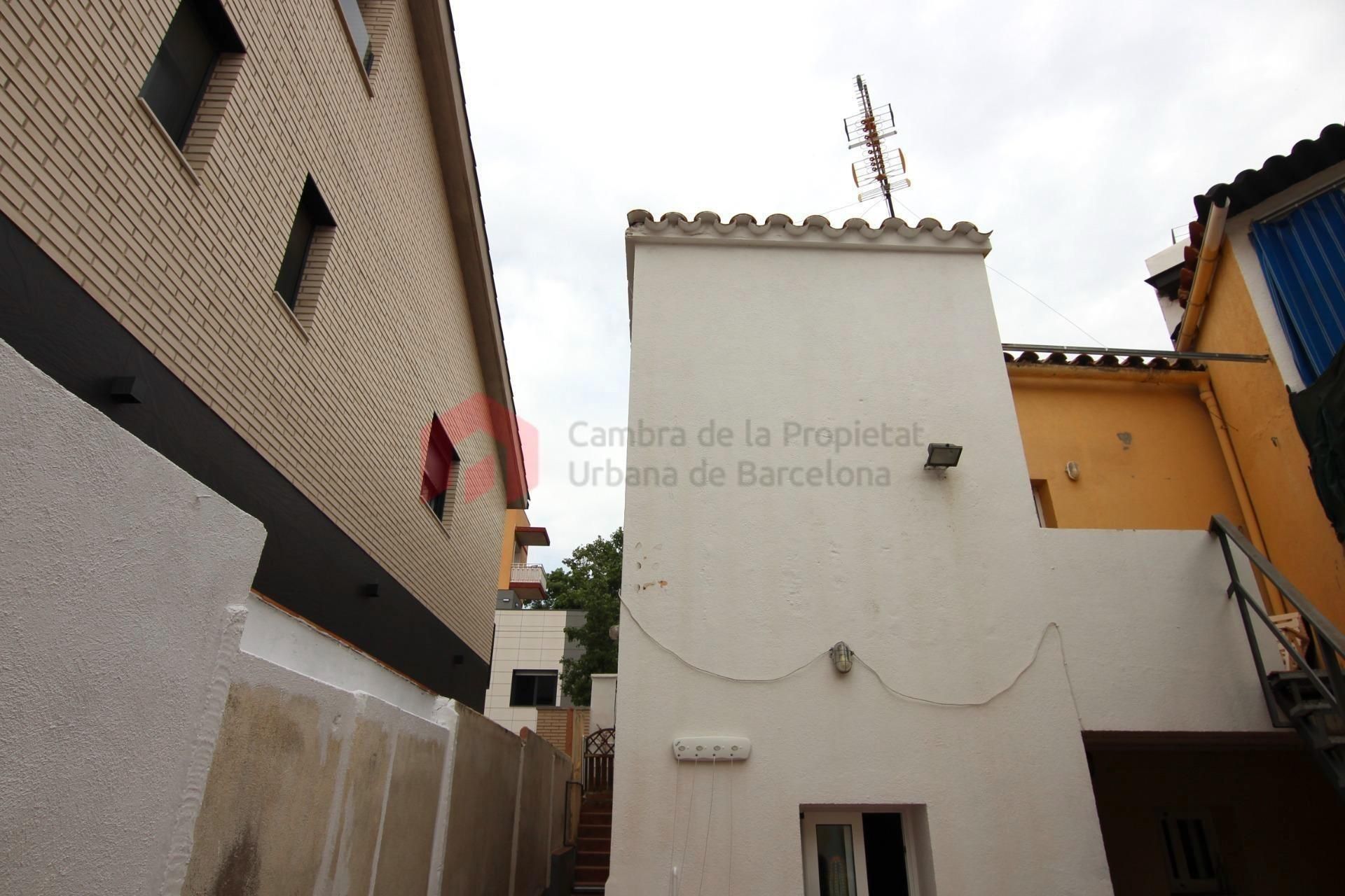 Exterior view of House or chalet for sale in Santa Coloma de Gramenet  with Air Conditioner, Heating and Terrace