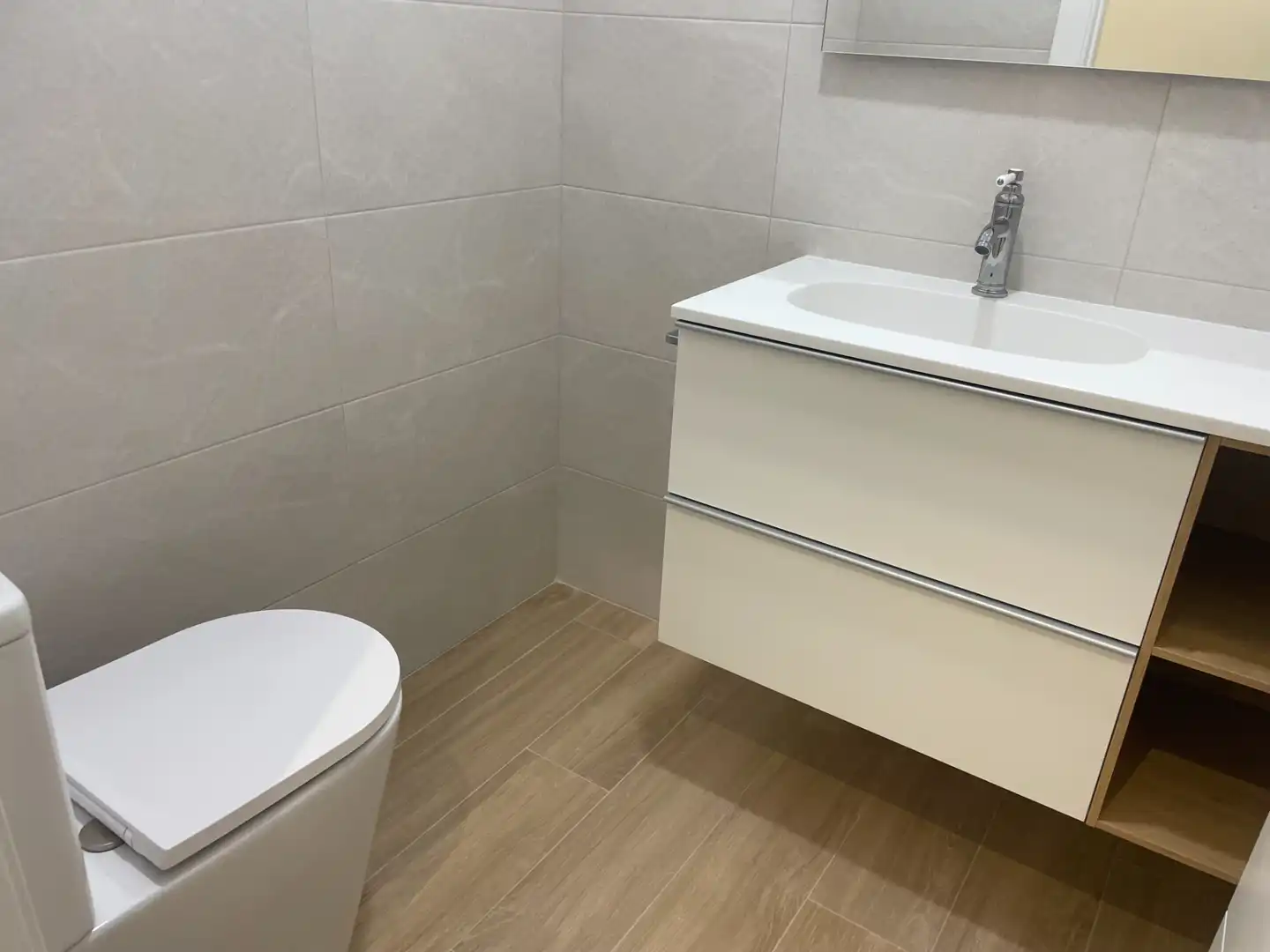 Bathroom of Flat for sale in Vigo   with Heating, Parquet flooring and Oven